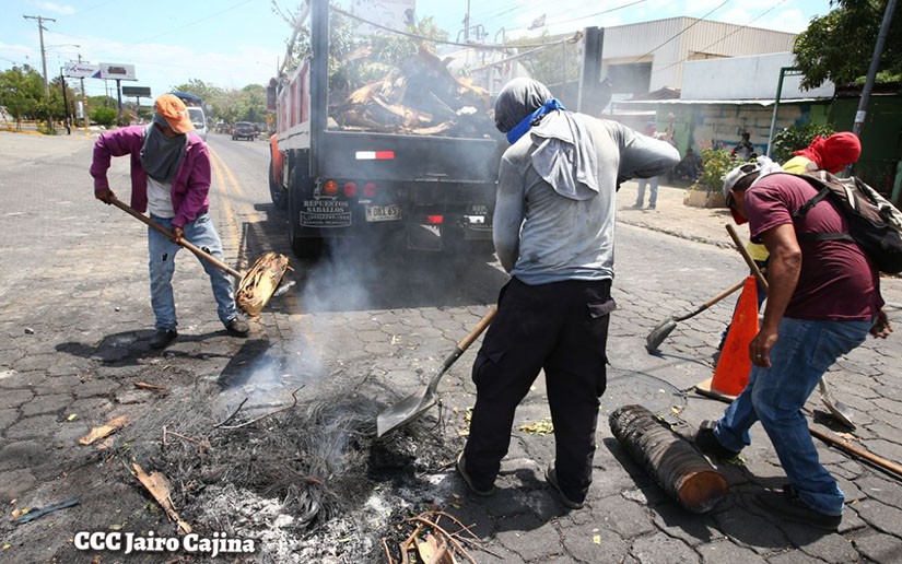 Alcaldía limpia estragos causados por la derecha en las calles