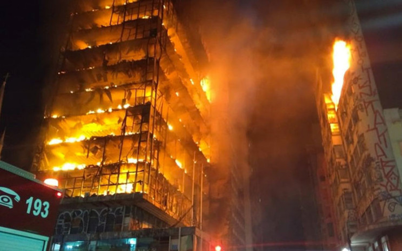 Un rascacielos en llamas se derrumba en Brasil