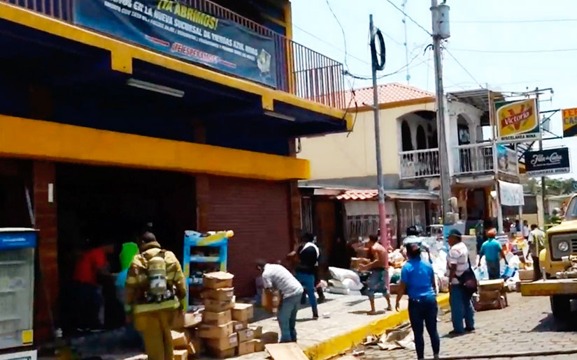 Voraz incendio consume segunda planta de Tienda Azul en Rivas
