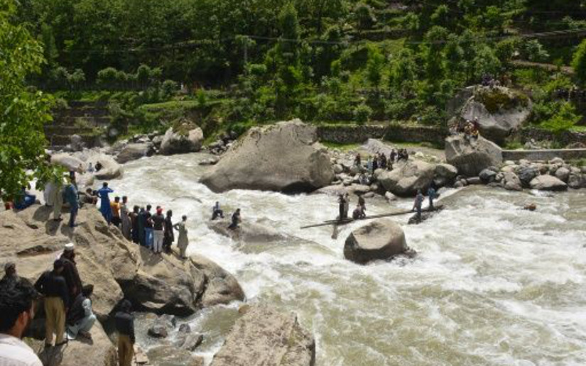 Derrumbe del puente en Pakistán deja al menos 8 muertos