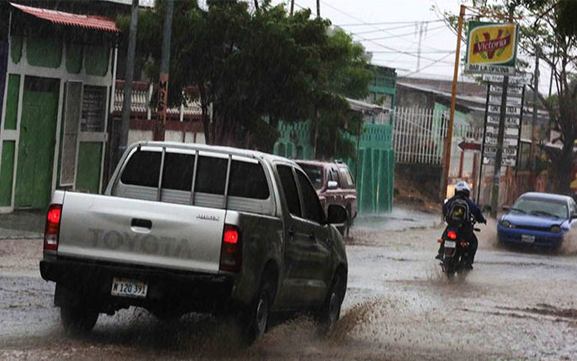 Fuerte lluvia afectó a familias en los barrios Hugo Chávez y Walter Ferreti