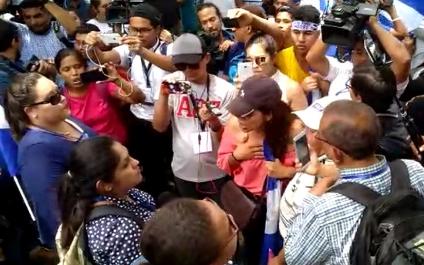 Manifestantes violentos agreden a periodistas en la entrada del Seminario Nacional