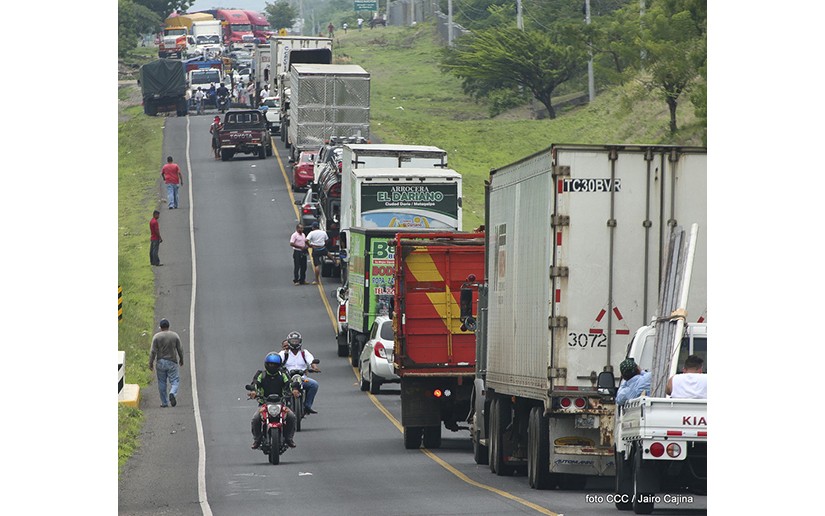 Conductores rechazan tranques en Las Maderas