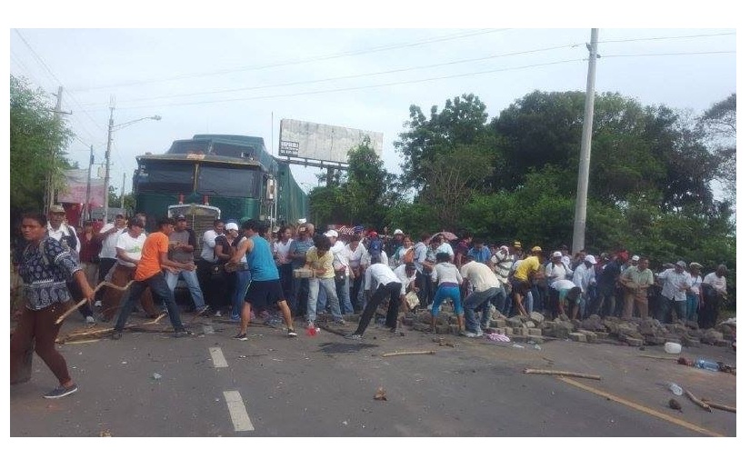 Agreden a pobladores leoneses cuando quitaban un tranque