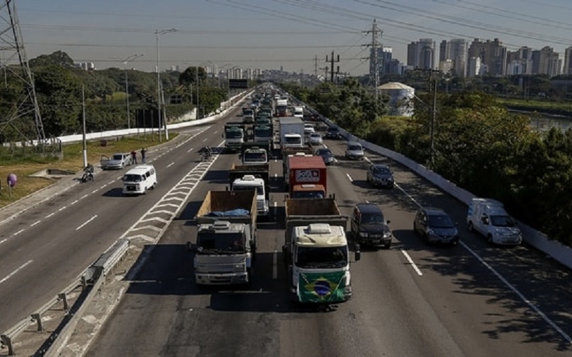 Gobierno de Brasil ordenó al Ejército que despeje las rutas bloqueadas por la huelga de camioneros