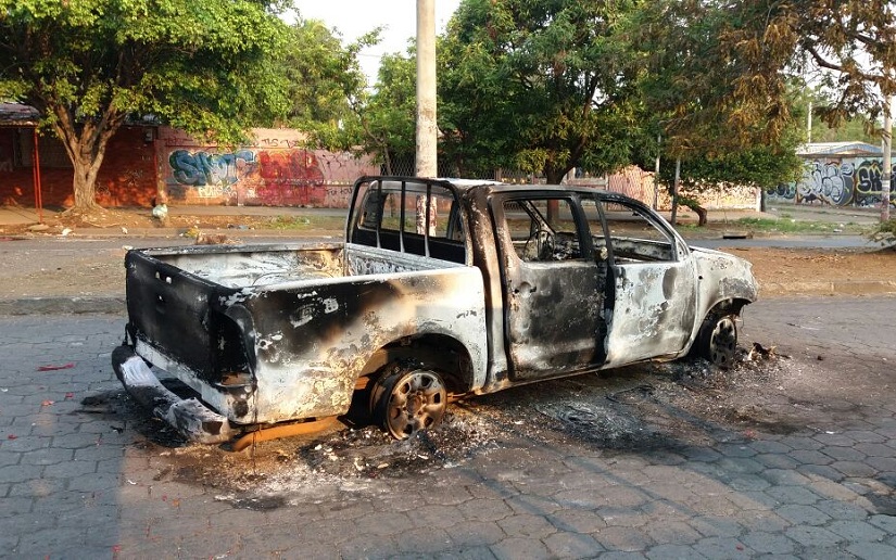 Delincuentes secuestran una camioneta y queman otro vehículo en Boaco