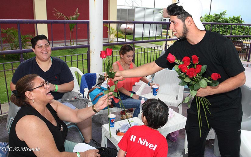 Flores y música para las madres desde el Paseo Xolotlán