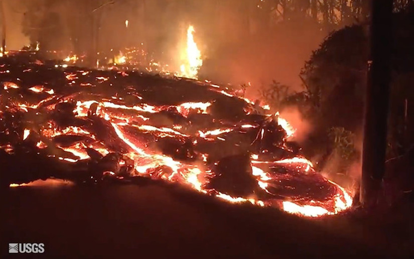 Imágenes 'infernales' muestran cómo la lava del volcán Kilauea 'devora' calles en Hawái