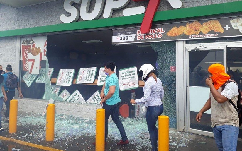 Vándalos destruyen gasolinera de Metrocentro