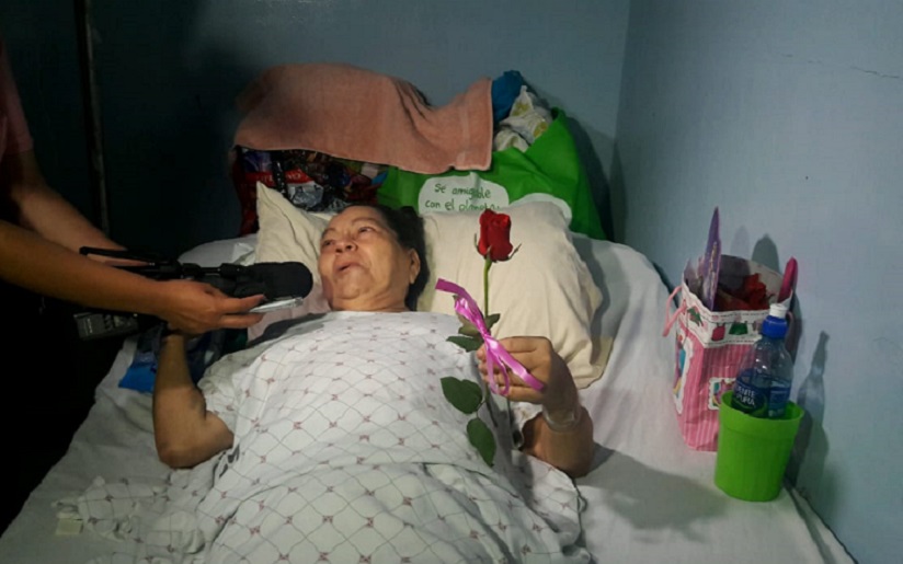 Una rosa roja a mujeres pacientes del Hospital Manolo Morales