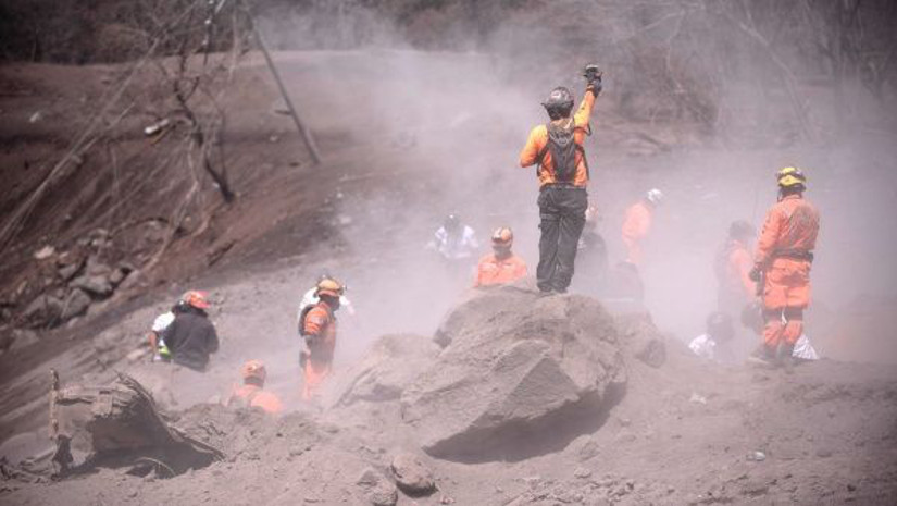 Sube a 99 cifra de muertos por erupción de volcán en Guatemala