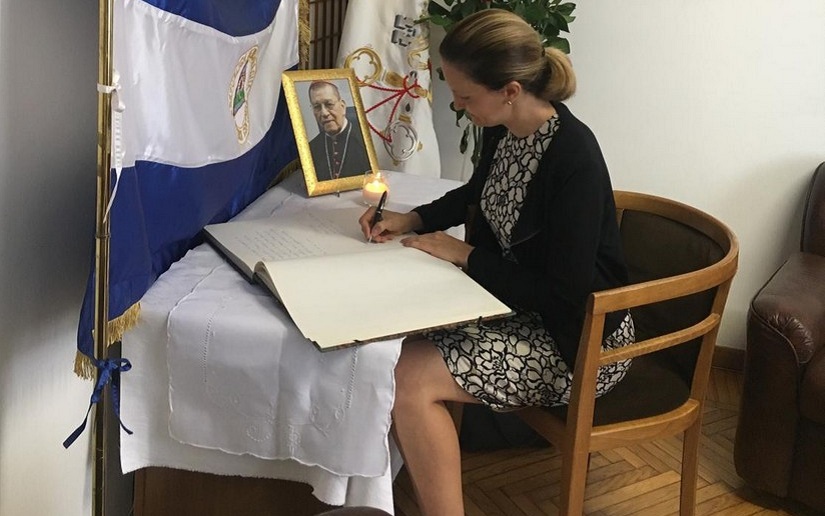Diplomáticos firman libro de condolencias en la Santa Sede