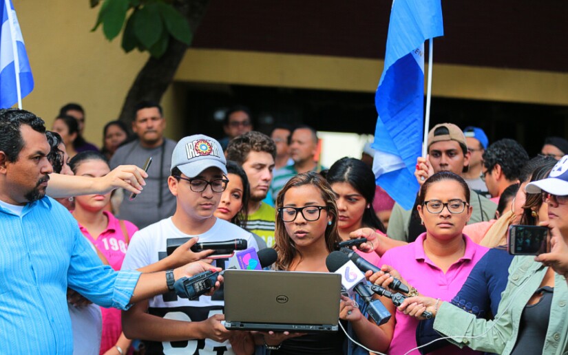 Estudiantes y egresados de periodismo condenan quema de radios