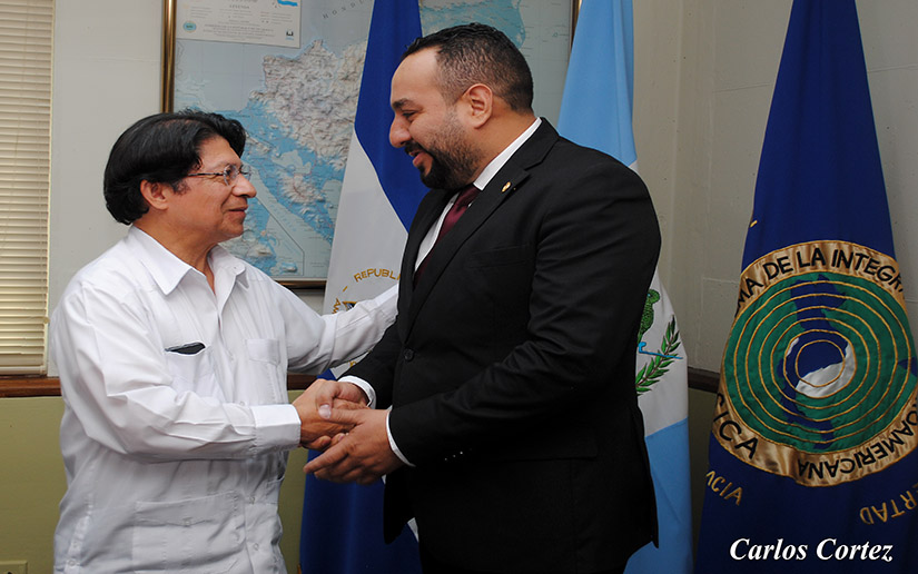 Nuevo embajador de Guatemala presenta Copias de Estilo