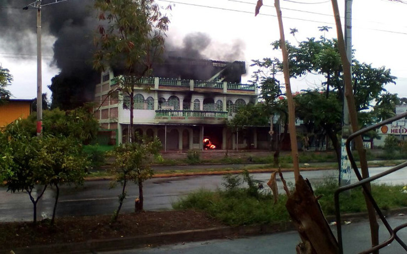 Bomberos afirman que delincuentes encapuchados incendiaron casa en el Barrio Carlos Marx