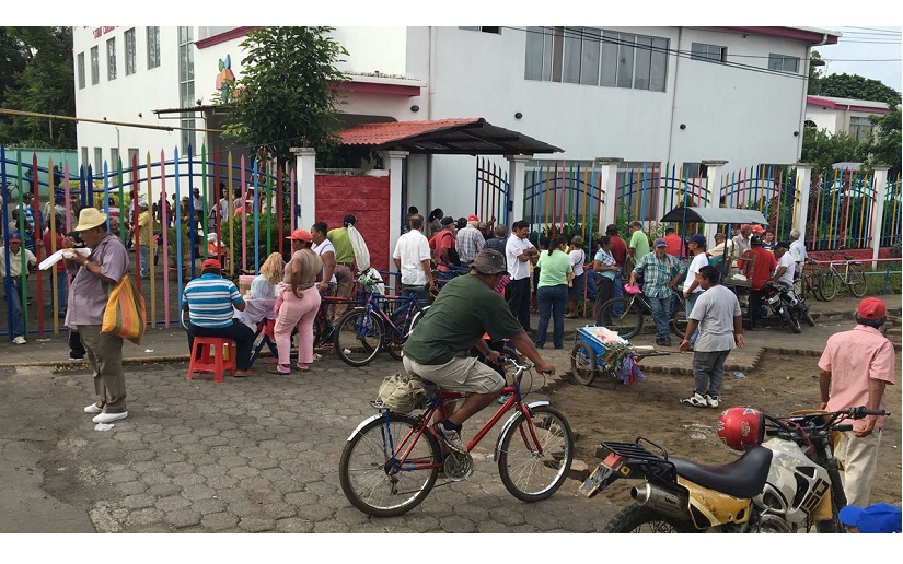 Adultos mayores reciben el pago de sus pensiones en Masaya y León