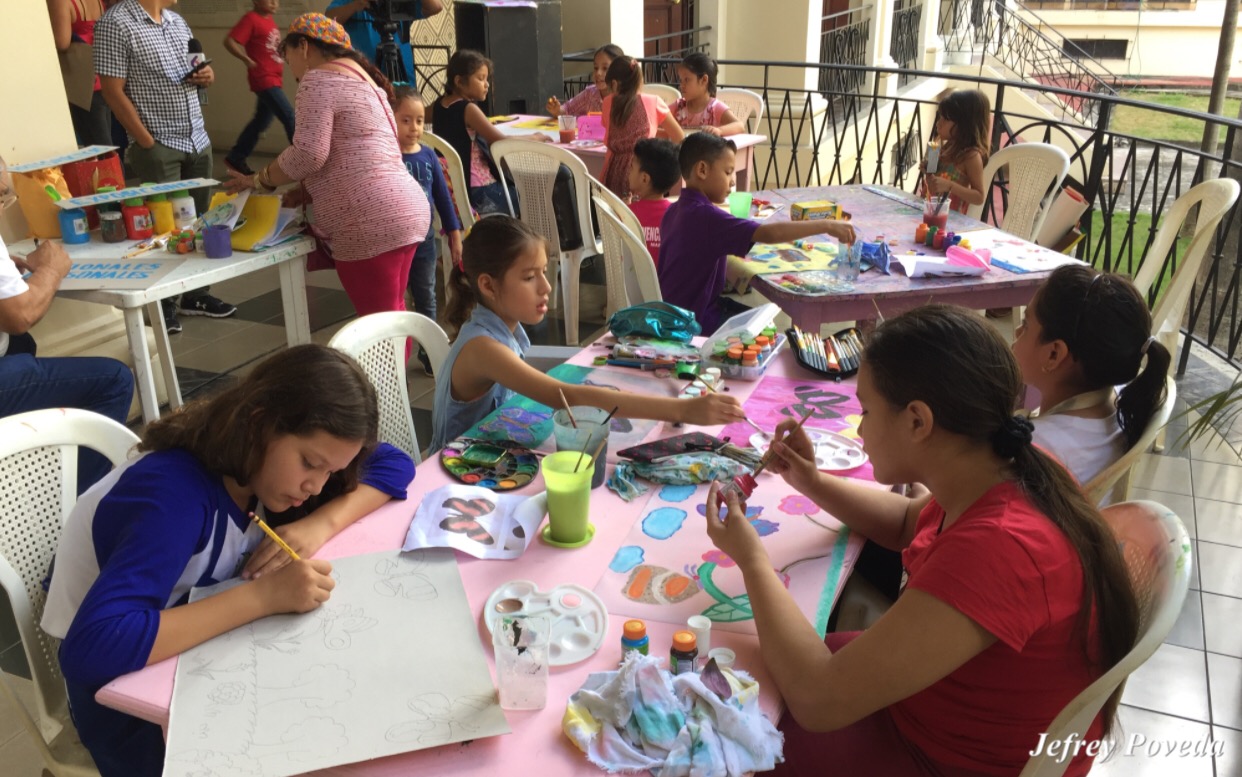 Niños participan en taller de pintura en el INC