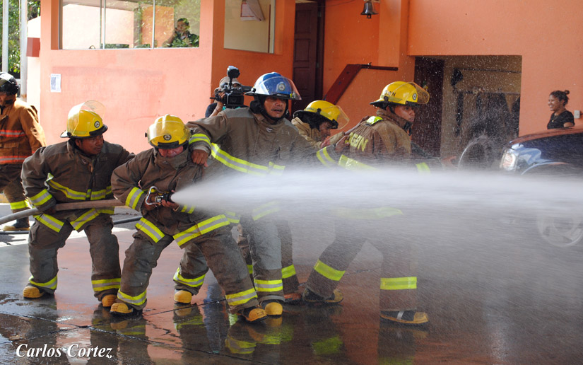 Bomberos atienden incendio de microbús en Managua
