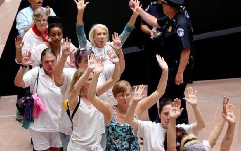 Detienen a 500 mujeres en protesta migratoria de EE.UU.