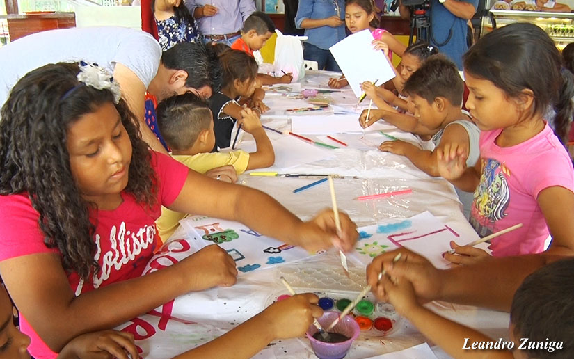 Mimados de la revolución participan en una alegre tarde de acuarelas y crayolas