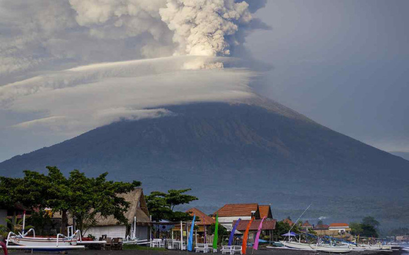 Erupción del volcán Agung provoca pánico en la isla indonesia de Bali   