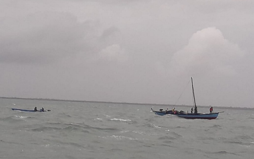 Fuerza Naval rescata a 11 personas en un velero que naufragó