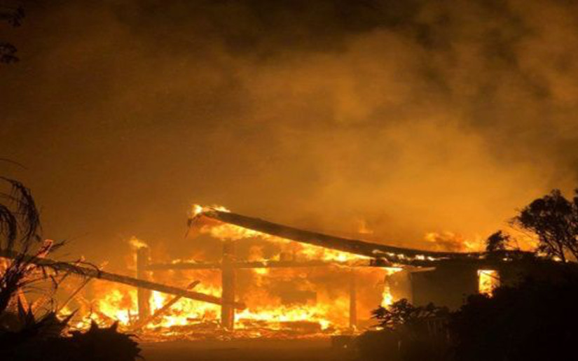 Declaran emergencia por incendio forestal en California, EE.UU.