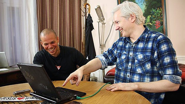 Calle 13 y Assange le cantan a la manipulación mediática
