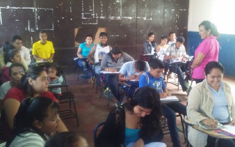 Aulas llenas de estudiantes a distancia en Carazo