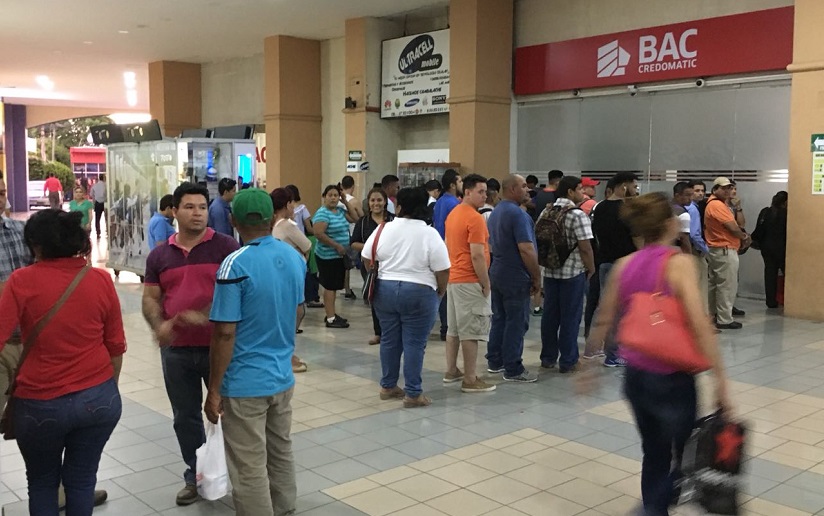 Una Managua de noche recobra la vida y el movimiento