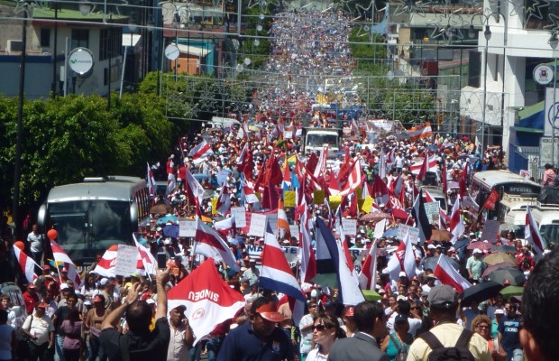 Miles de costarricenses protestaron este lunes contra impuestos