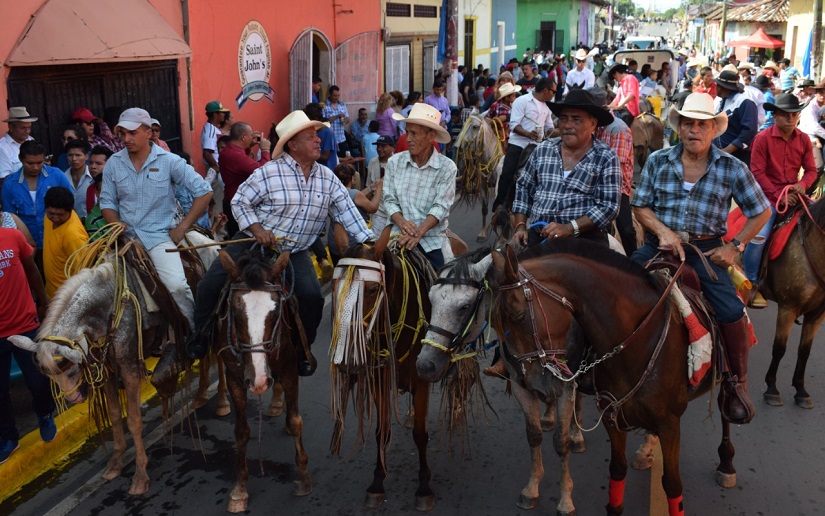 Granada celebra con alegría su tradicional desfile hípico