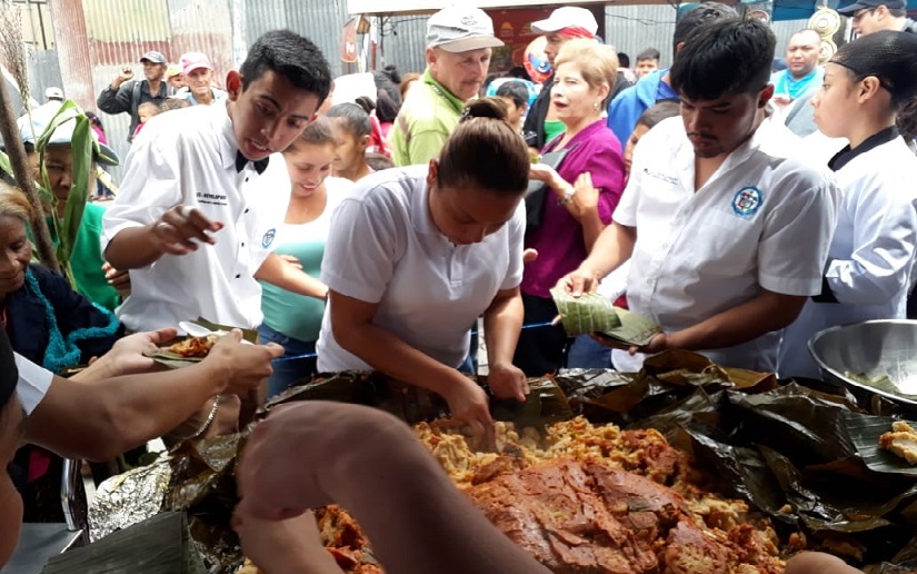 Degustación del nacatamal más grande en la Feria del Maíz, en Matagalpa