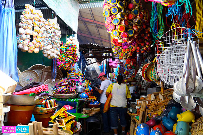 Comerciantes del Oriental preparados con productos tradicionales y plásticos para la Purísima