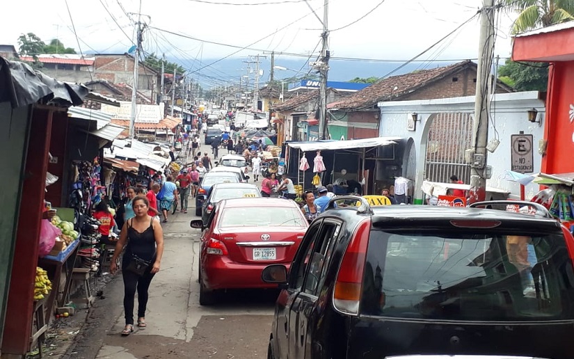¡Va a querer marchanta!: Mercado Municipal de Granada abarrotado de compradores