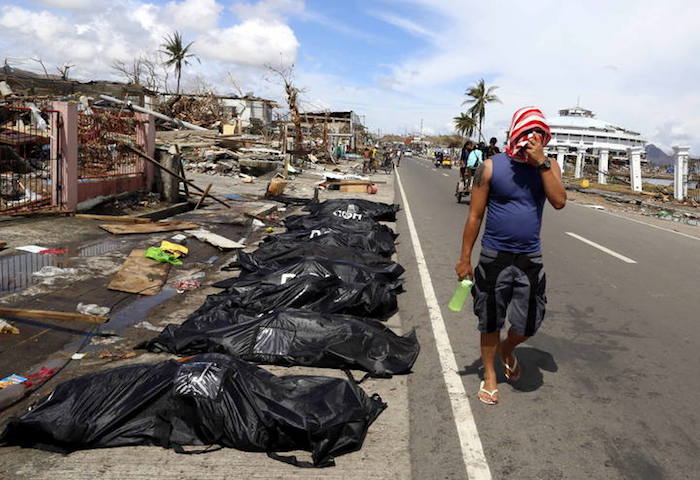 Filipinas comienza a enterrar en fosas comunes a las víctimas del tifón