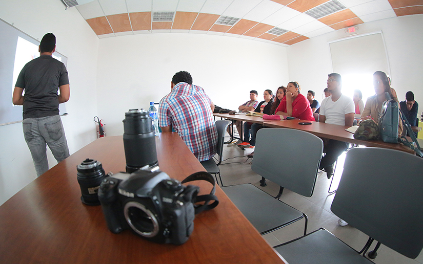 Jóvenes fortalecen conocimientos sobre la fotografía