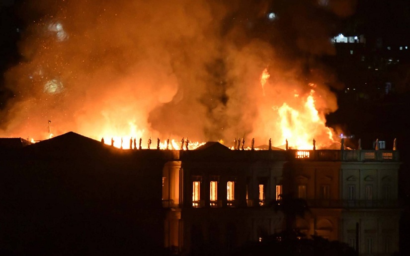 Un incendio consume el Museo Nacional de Río, uno de los más antiguos de Brasil