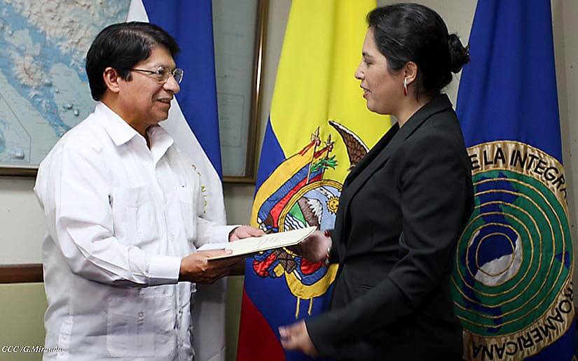 Embajadora de Ecuador presenta copias de estilo a Canciller de Nicaragua