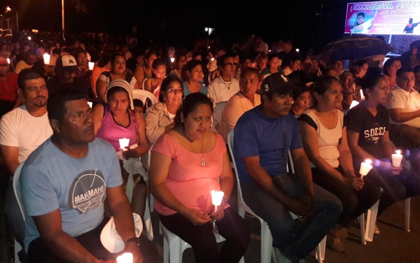  Realizan culto de oración en honor a Bismarck Martínez frente las instalaciones del colegio San José en Jinotepe