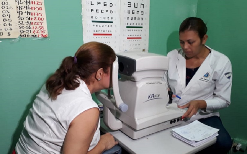 Cientos de nicaragüenses reciben atención a la salud visual de manera gratuita