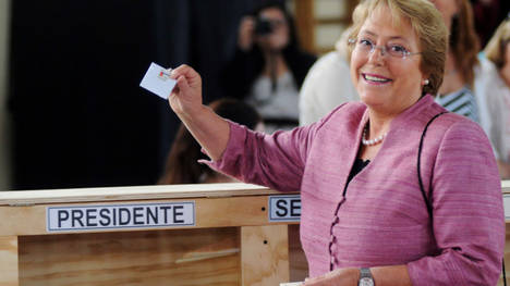 Más del 30% de las mesas escrutadas dan mayoría a Bachelet