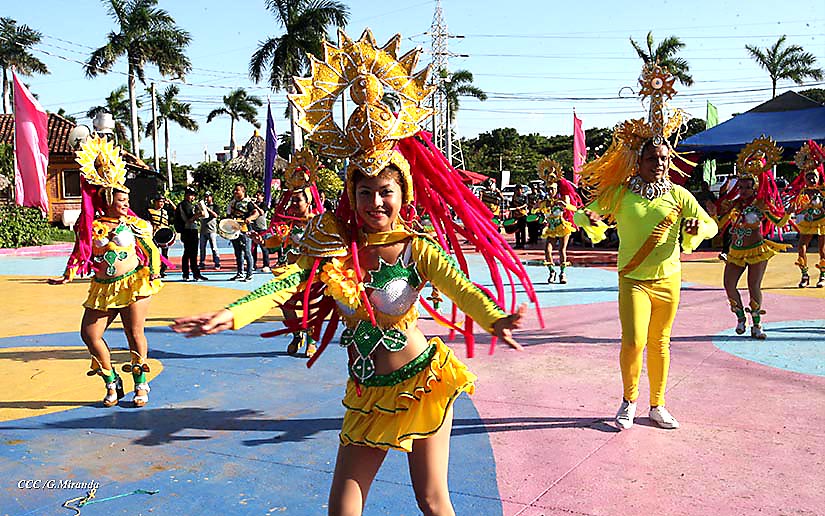  Capitalinos celebran festividades patrias “Al Son de Comparsas”