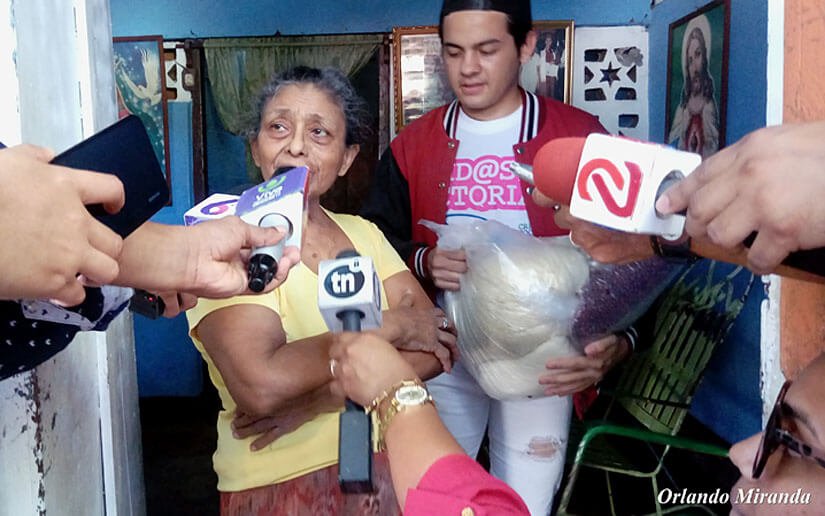 Promotoría Solidaria entrega paquetes alimenticios a madres de héroes y mártires