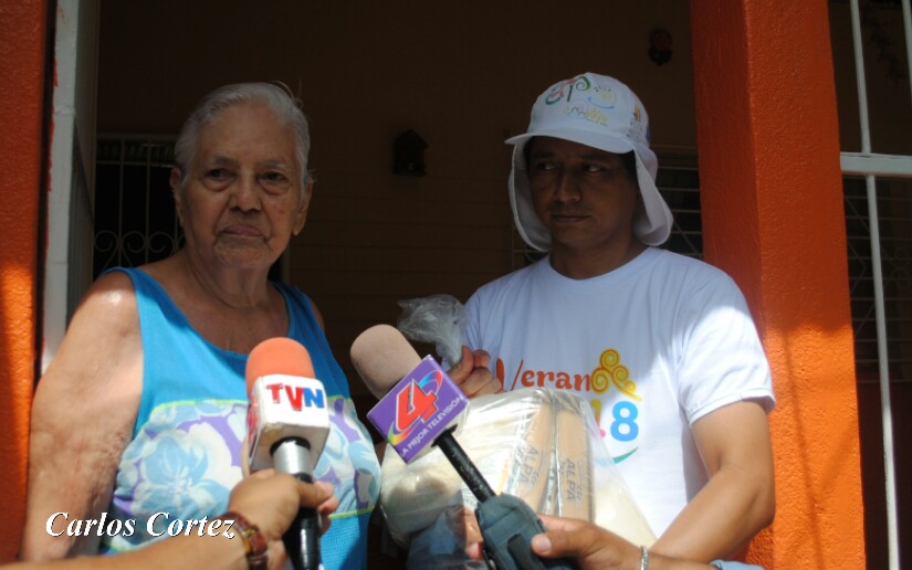 Madres de héroes y mártires reciben paquetes de alimentos