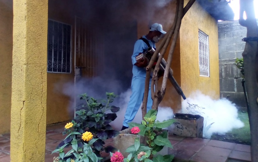 Fumigan viviendas del barrio Pantanal
