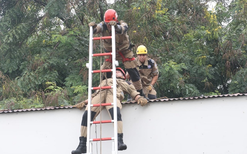 Bomberos participan en ejercicio de rescate en altura