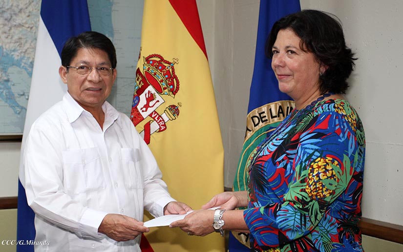 Nueva embajadora de España presenta copias de estilo a canciller Denis Moncada