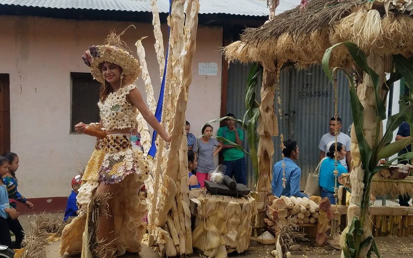 Original desfile de carrozas del maíz en Jalapa