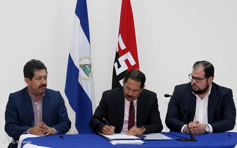 Firman contrato para construcción de carretera Muy Muy-Matiguás-Río Blanco